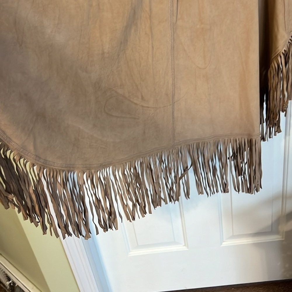 Nygard fringed faux suede shawl.Size- 1 SZ.Preowned, good condition, camel color - Picture 5 of 10
